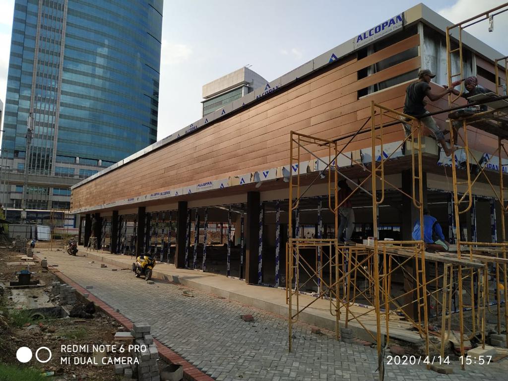 Pemasangan Fasad Depan Bangunan Covent Gardern Jakarta