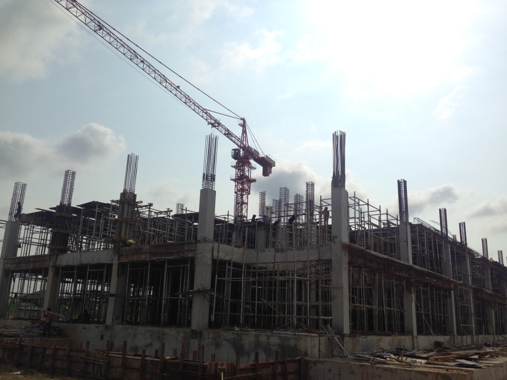 Crane Mengerjakan Konstruksi Bangunan